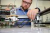 Wissenschaftler Dipl.-Ing. Arnd Struve arbeitet am 3D-Drucker im Innovationslabor für generative Fertigung am ILK (Foto: TUD/ILK)