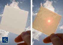 Abb.1: Die Musterplättchen, die gegen die Sonne gehalten werden, zeigen die hohe Lichtdurchlässigkeit von Ultradur LUX (Foto: BASF).