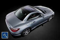 Das Material Bayblend® T85 XF erfüllt die Anforderungen an Komfort, optische Qualität und Maßhaltigkeit des 0,8 qm großen Dachmodulelements des neuen Mercedes SLK Cabriolets (Foto: Bayer MaterialScience)
