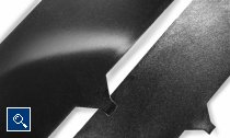 Glanz gegen Matt: Die Formteile aus VESTAKEEP® PEEK zeigen deutlich unterschiedliche Glanzgrade. Das Formteil links wurde mit einer Werkzeugtemperatur von 250°C hergestellt, das Formteil rechts bei 180°C. (Foto: Evonik)