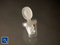 Silikonverarbeitung im Zwei-Komponentenspritzguss: Während seines Symposiums präsentierte ENGEL sein neues UV-Vulkanisationsverfahren anhand der Herstellung von Verschlüssen für Weinflaschen. (Bild: ENGEL AUSTRIA)